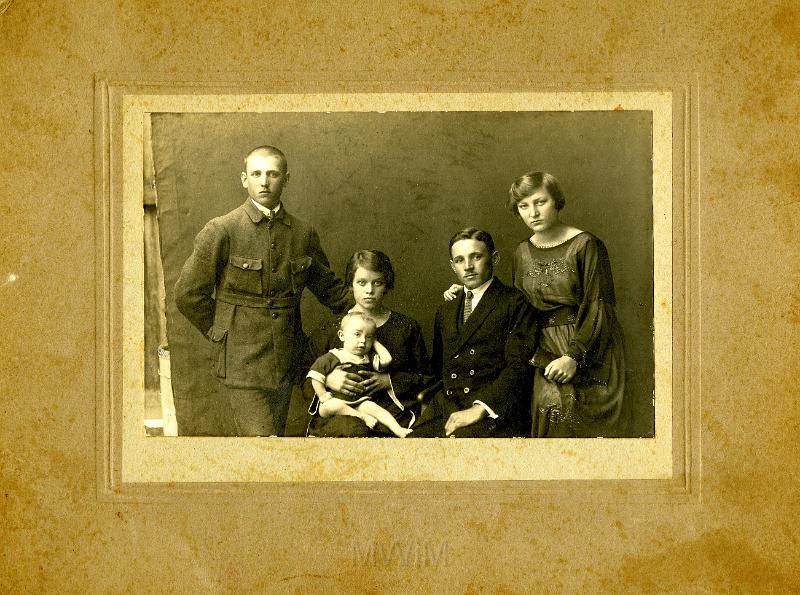 KKE 4532.jpg - Od lewej, stoi: Julian Burger, obok niego siedzi jego kuzynka z ich wspólnym chrześniakiem Kazimierzem Kowalskim (ur.10 VI 1930 r.), następnie siedzi rodzeństwo Juliana, Edmund  i Helena Burger.